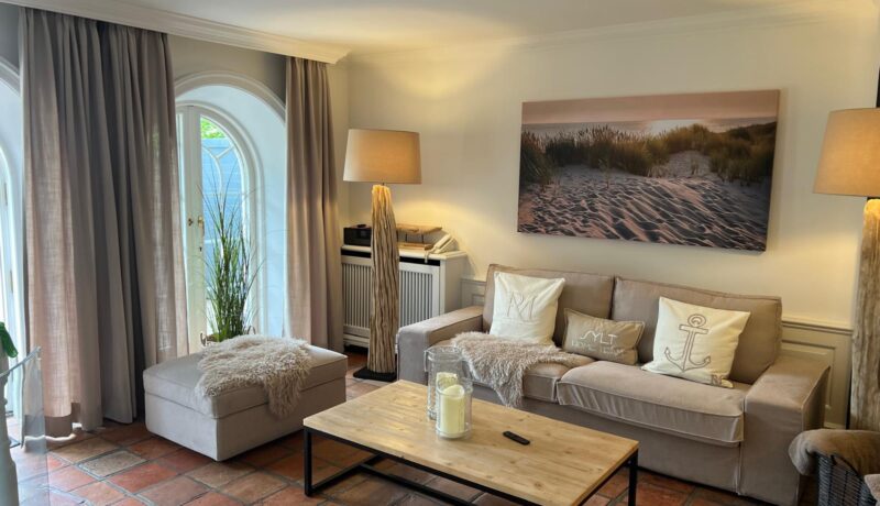 Dies ist ein Foto der der Hyggesuite: Blick ins Wohnzimmer auf die Couch.